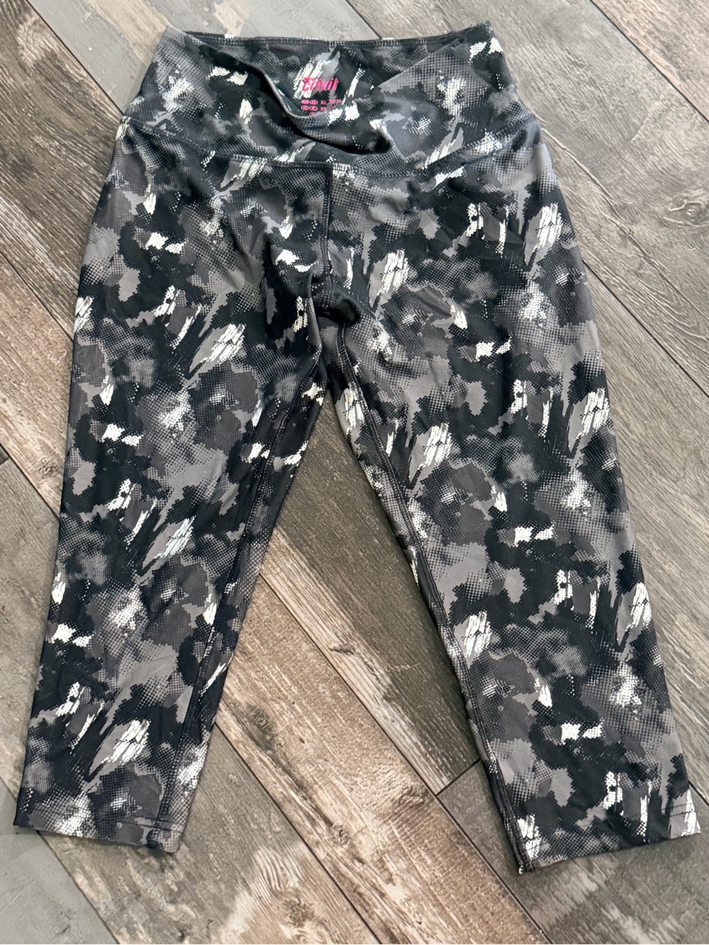 Black & White Camo Capri Leggings